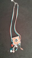 Collier bleu et orange